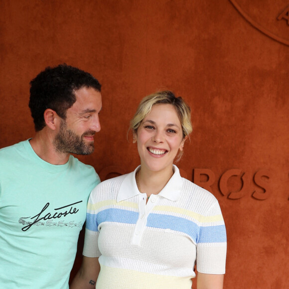 Alysson Paradis (enceinte) et son compagnon Guillaume Gouix au village (jour 12) lors des Internationaux de France de Tennis de Roland Garros 2022 à Paris, France, le 2 juin 2022. © Dominique Jacovides/Bestimage 