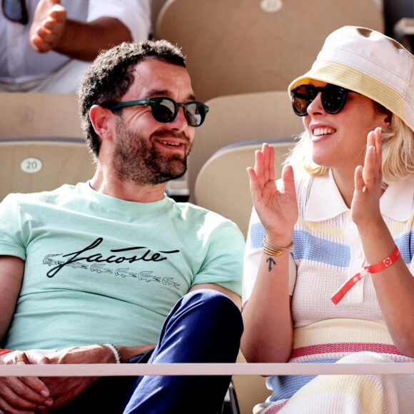 Alysson Paradis (enceinte) et son compagnon Guillaume Gouix dans les tribunes lors des internationaux de France de Tennis de Roland Garros 2022 à Paris, France, le 2 juin 2022. © Dominique Jacovides/Bestimage 