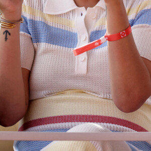 Alysson Paradis (enceinte) et son compagnon Guillaume Gouix dans les tribunes lors des internationaux de France de Tennis de Roland Garros 2022 à Paris, France, le 2 juin 2022. © Dominique Jacovides/Bestimage 