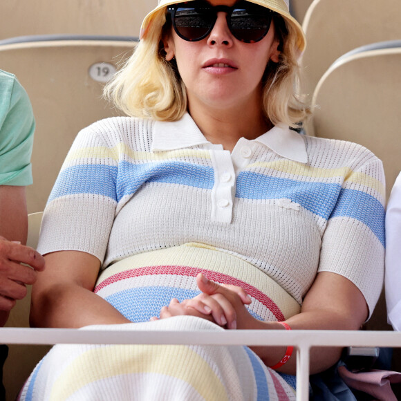 Alysson Paradis (enceinte) et son compagnon Guillaume Gouix dans les tribunes lors des internationaux de France de Tennis de Roland Garros 2022 à Paris, France, le 2 juin 2022. © Dominique Jacovides/Bestimage 