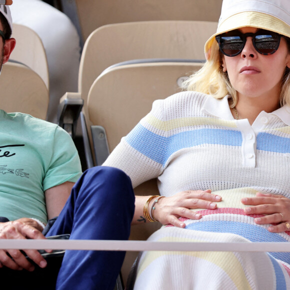 Alysson Paradis (enceinte) et son compagnon Guillaume Gouix dans les tribunes lors des internationaux de France de Tennis de Roland Garros 2022 à Paris, France, le 2 juin 2022. © Dominique Jacovides/Bestimage 