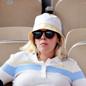 Alysson Paradis (enceinte) et son compagnon Guillaume Gouix dans les tribunes lors des internationaux de France de Tennis de Roland Garros 2022 à Paris, France, le 2 juin 2022. © Dominique Jacovides/Bestimage 