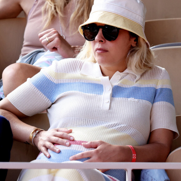 Alysson Paradis (enceinte) et son compagnon Guillaume Gouix dans les tribunes lors des internationaux de France de Tennis de Roland Garros 2022 à Paris, France, le 2 juin 2022. © Dominique Jacovides/Bestimage 
