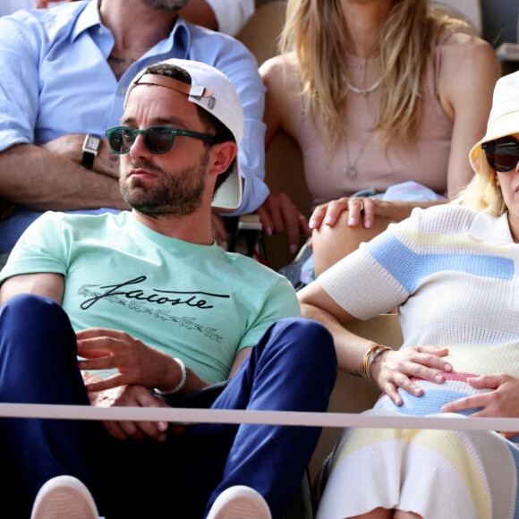 Alysson Paradis (enceinte) et son compagnon Guillaume Gouix dans les tribunes lors des internationaux de France de Tennis de Roland Garros 2022 à Paris, France, le 2 juin 2022. © Dominique Jacovides/Bestimage 