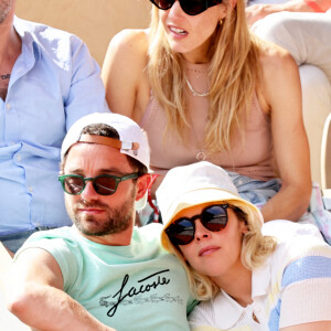 Alysson Paradis (enceinte) et son compagnon Guillaume Gouix dans les tribunes lors des internationaux de France de Tennis de Roland Garros 2022 à Paris, France, le 2 juin 2022. © Dominique Jacovides/Bestimage 