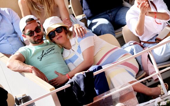 Alysson Paradis (enceinte) et son compagnon Guillaume Gouix dans les tribunes lors des internationaux de France de Tennis de Roland Garros 2022 à Paris, France, le 2 juin 2022. © Dominique Jacovides/Bestimage 