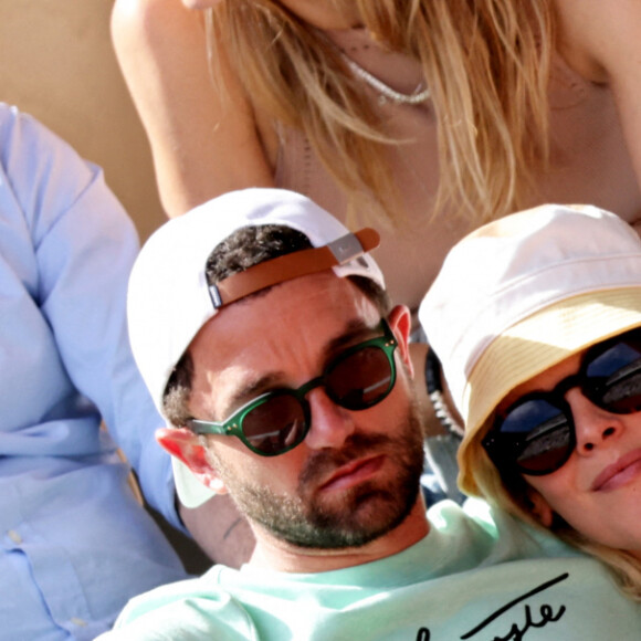 Alysson Paradis (enceinte) et son compagnon Guillaume Gouix dans les tribunes lors des internationaux de France de Tennis de Roland Garros 2022 à Paris, France, le 2 juin 2022. © Dominique Jacovides/Bestimage 