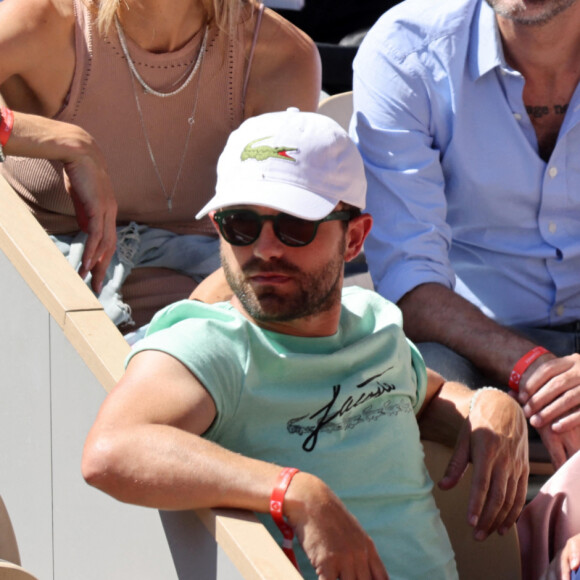 Alysson Paradis (enceinte) et son compagnon Guillaume Gouix dans les tribunes lors des internationaux de France de Tennis de Roland Garros 2022 à Paris, France, le 2 juin 2022. © Dominique Jacovides/Bestimage 