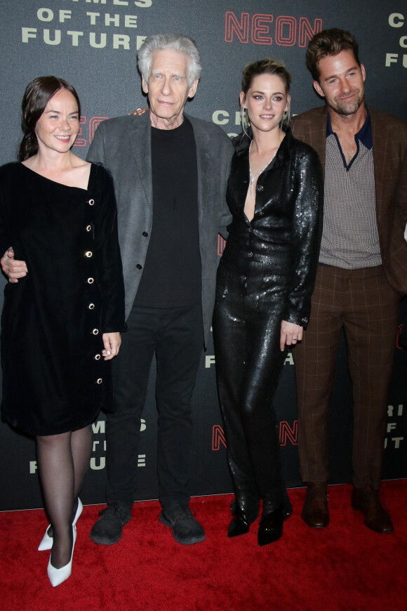 Nadia Litz, David Cronenberg, Kristen Stewart et Scott Speedman à la première du film "Crimes of the Future (les crimes du futur)"
