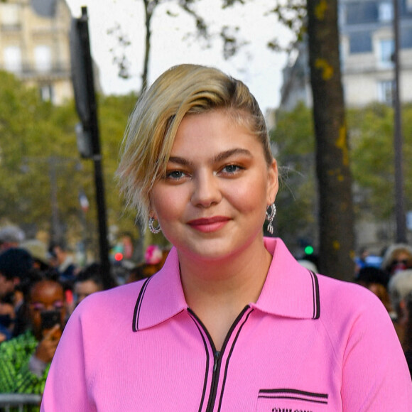 Louane Emera et son compagnon Florian Rossi arrivent au défilé de mode Miu Miu lors de la Fashion Week printemps/été 2022 à Paris, le 5 octobre 2021. © Veeren Ramsamy-Christophe Clovis/Bestimage 