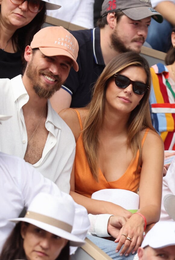 Théo Fleury et sa compagne Camille Cerf, Miss France 2015 en tribune (jour 14) lors des Internationaux de France de Tennis de Roland Garros 2022 à Paris, France, le 4 juin 2022. © Dominique Jacovides/Bestimage