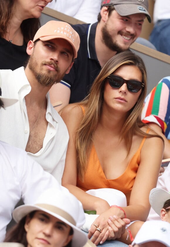 Théo Fleury et sa compagne Camille Cerf, Miss France 2015 en tribune (jour 14) lors des Internationaux de France de Tennis de Roland Garros 2022 à Paris, France, le 4 juin 2022. © Dominique Jacovides/Bestimage