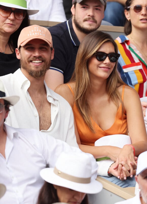 Théo Fleury et sa compagne Camille Cerf, Miss France 2015 en tribune (jour 14) lors des Internationaux de France de Tennis de Roland Garros 2022 à Paris, France, le 4 juin 2022. © Dominique Jacovides/Bestimage