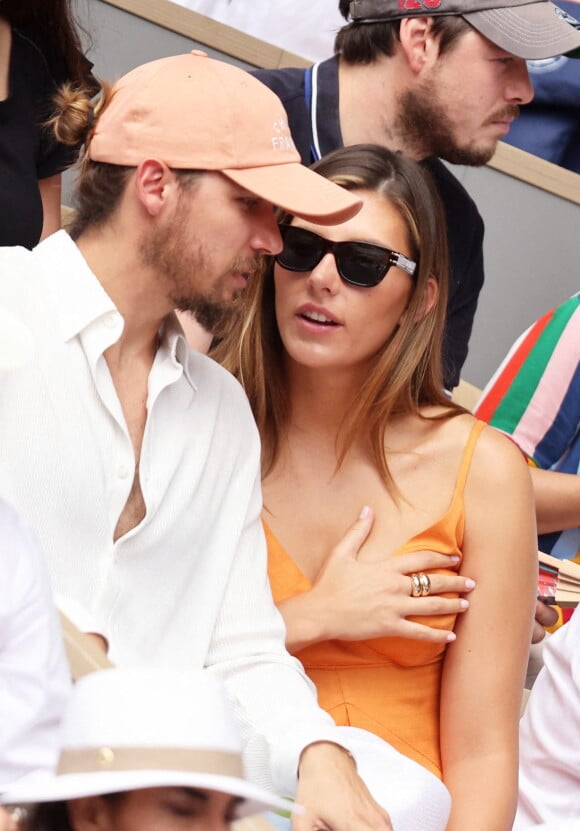 Théo Fleury et sa compagne Camille Cerf, Miss France 2015 en tribune (jour 14) lors des Internationaux de France de Tennis de Roland Garros 2022 à Paris, France, le 4 juin 2022. © Dominique Jacovides/Bestimage