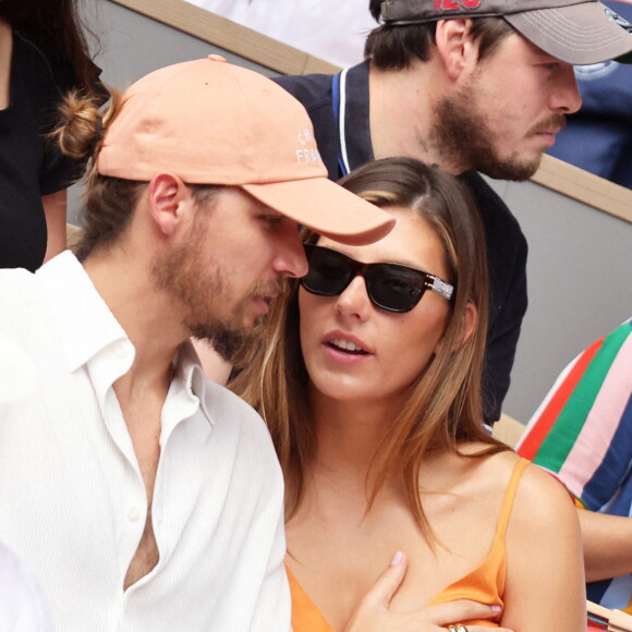 Théo Fleury et sa compagne Camille Cerf, Miss France 2015 en tribune (jour 14) lors des Internationaux de France de Tennis de Roland Garros 2022 à Paris, France, le 4 juin 2022. © Dominique Jacovides/Bestimage