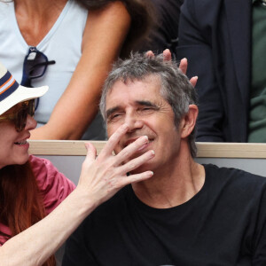 Julien Clerc avec sa femme Hélène Grémillon en tribune (jour 14) lors des Internationaux de France de Tennis de Roland Garros 2022 à Paris, France, le 4 juin 2022. © Dominique Jacovides/Bestimage