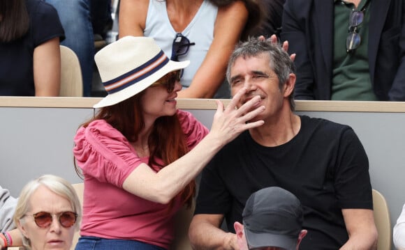 Julien Clerc avec sa femme Hélène Grémillon en tribune (jour 14) lors des Internationaux de France de Tennis de Roland Garros 2022 à Paris, France, le 4 juin 2022. © Dominique Jacovides/Bestimage