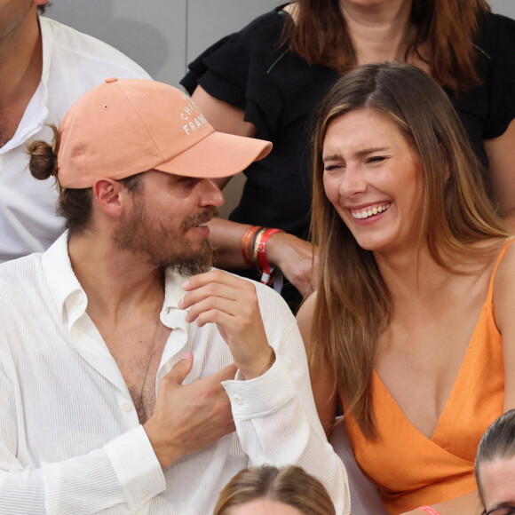 Théo Fleury et sa compagne Camille Cerf, Miss France 2015 en tribune (jour 14) lors des Internationaux de France de Tennis de Roland Garros 2022 à Paris, France, le 4 juin 2022. © Dominique Jacovides/Bestimage