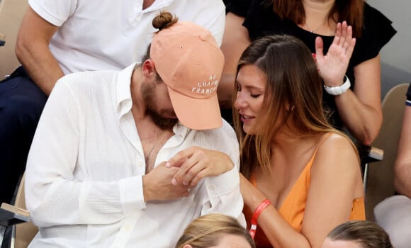 Théo Fleury et sa compagne Camille Cerf, Miss France 2015 en tribune (jour 14) lors des Internationaux de France de Tennis de Roland Garros 2022 à Paris, France, le 4 juin 2022. © Dominique Jacovides/Bestimage  Celebs in the stands (Day 14) during the 2022 French Tennis Open at Roland Garros in Paris, France, on June 4, 2022. 