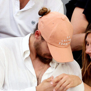Théo Fleury et sa compagne Camille Cerf, Miss France 2015 en tribune (jour 14) lors des Internationaux de France de Tennis de Roland Garros 2022 à Paris, France, le 4 juin 2022. © Dominique Jacovides/Bestimage