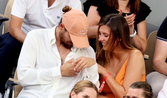 Théo Fleury et sa compagne Camille Cerf, Miss France 2015 en tribune (jour 14) lors des Internationaux de France de Tennis de Roland Garros 2022 à Paris, France, le 4 juin 2022. © Dominique Jacovides/Bestimage