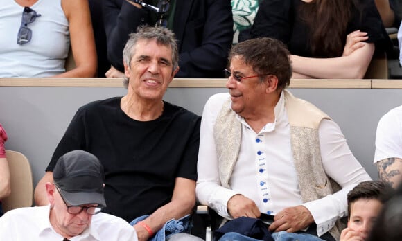 Julien Clerc et Laurent Voulzy en tribune (jour 14) lors des Internationaux de France de Tennis de Roland Garros 2022 à Paris, France, le 4 juin 2022. © Dominique Jacovides/Bestimage