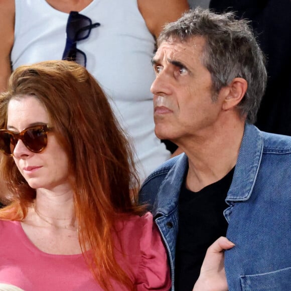Julien Clerc avec sa femme Hélène Grémillon en tribune (jour 14) lors des Internationaux de France de Tennis de Roland Garros 2022 à Paris, France, le 4 juin 2022. © Dominique Jacovides/Bestimage