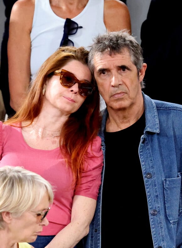 Julien Clerc avec sa femme Hélène Grémillon en tribune (jour 14) lors des Internationaux de France de Tennis de Roland Garros 2022 à Paris, France, le 4 juin 2022. © Dominique Jacovides/Bestimage