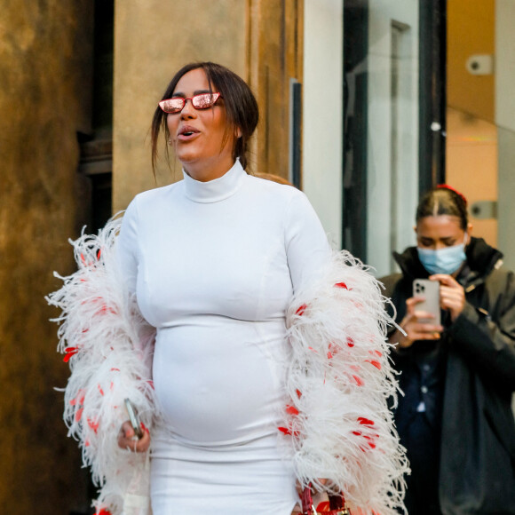 Amel Bent, enceinte, à la sortie du défilé femme Giambattista Valli Automne/Hiver 2022/2023 lors de la Fashion Week de Paris, France, le 7 mars 2022. © Veeren-Clovis/Bestimage 