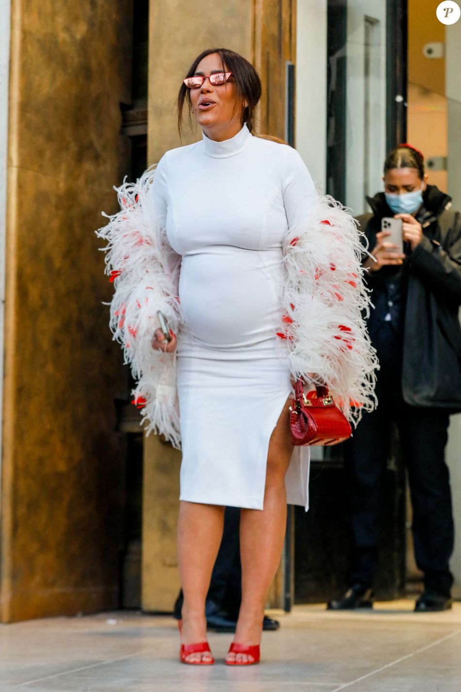 Amel Bent, enceinte, à la sortie du défilé femme Giambattista Valli