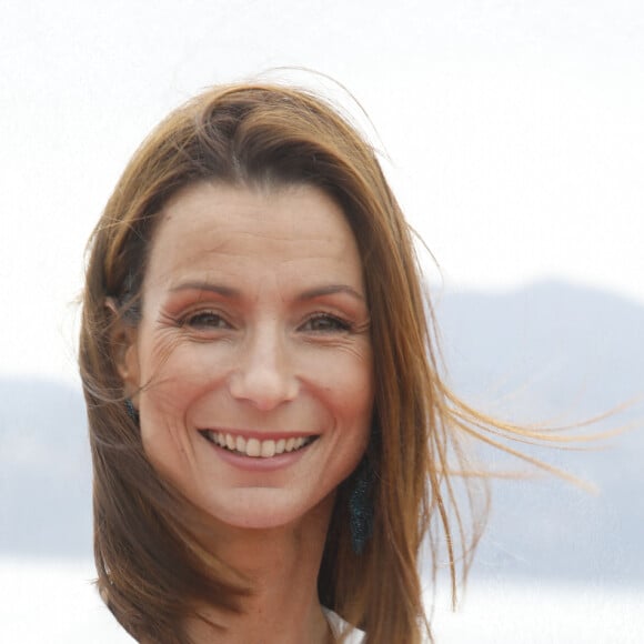 Jennifer Lauret au photocall de la série "Demain nous appartient" lors de la 5ème saison du festival International des Séries "Canneseries" à Cannes, France, le 2 avril 2022. © Denis Guignebourg/Bestimage 