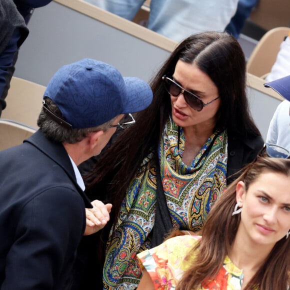 Gad Elmaleh, Demi Moore et son compagnon Daniel Humm dans les tribunes lors des Internationaux de France de Tennis de Roland Garros 2022. Paris, le 5 juin 2022. © Dominique Jacovides/Bestimage 