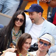 Gad Elmaleh, Demi Moore et son compagnon Daniel Humm dans les tribunes lors des Internationaux de France de Tennis de Roland Garros 2022. Paris, le 5 juin 2022. © Dominique Jacovides/Bestimage 