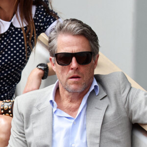 Hugh Grant dans les tribunes lors des Internationaux de France de Tennis de Roland Garros 2022. Paris, le 5 juin 2022. © Dominique Jacovides/Bestimage 