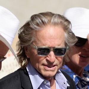 Michael Douglas dans les tribunes lors des Internationaux de France de Tennis de Roland Garros 2022. Paris, le 5 juin 2022. © Dominique Jacovides/Bestimage 
