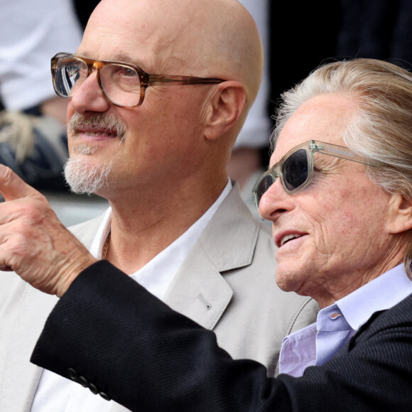 Michael Douglas dans les tribunes lors des Internationaux de France de Tennis de Roland Garros 2022. Paris, le 5 juin 2022. © Dominique Jacovides/Bestimage 