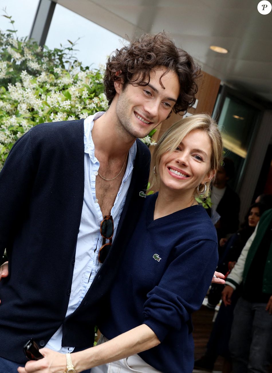 Sienna Miller et son compagnon Oli Green au village lors des Internationaux de France de Tennis 