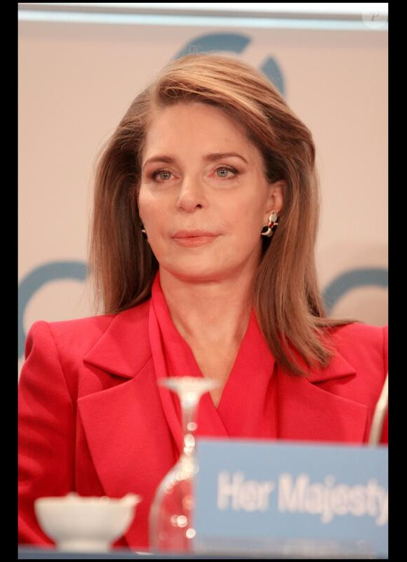 La reine Noor de Jordanie au sommet Global Zero à Paris le 2 février 2010