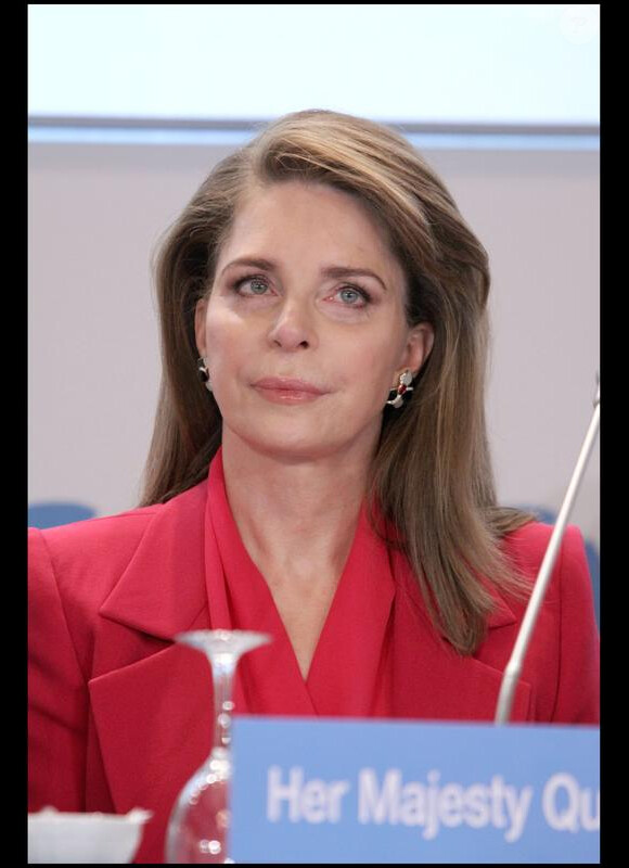 La reine Noor de Jordanie au sommet Global Zero à Paris le 2 février 2010
