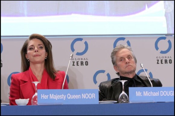Michael Douglas et la reine Noor au sommet Global Zero à Paris le 2 février 2010