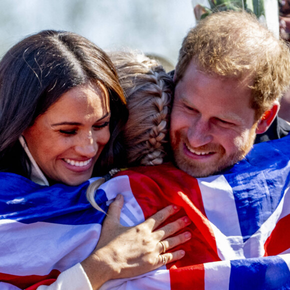 Le prince Harry et Meghan Markle assistent à la finale d'athlétisme, au deuxième jour des Invictus Games 2020 à La Haye, le 17 avril 2022. 