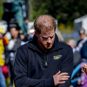 Le prince Harry et Meghan Markle assistent à la finale d'athlétisme, au deuxième jour des Invictus Games 2020 à La Haye, le 17 avril 2022. 