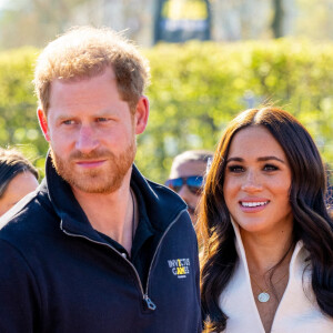 Le prince Harry et Meghan Markle assistent à la finale d'athlétisme, au deuxième jour des Invictus Games 2020 à La Haye, le 17 avril 2022. 