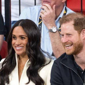 Le prince Harry et Meghan Markle assistent à la finale d'athlétisme, au deuxième jour des Invictus Games 2020 à La Haye, le 17 avril 2022. 