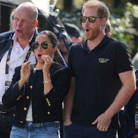 Le prince Harry et Meghan Markle lors du "Land Rover Challenge" au premier jour des Invictus Games 2020 à La Haye, le 16 avril 2022. 