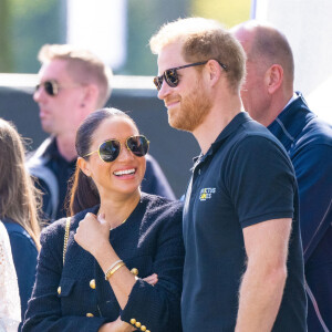 Le prince Harry et Meghan Markle lors du "Land Rover Challenge" au premier jour des Invictus Games 2020 à La Haye, le 16 avril 2022. 