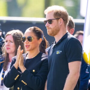 Le prince Harry et Meghan Markle lors du "Land Rover Challenge" au premier jour des Invictus Games 2020 à La Haye, le 16 avril 2022. 