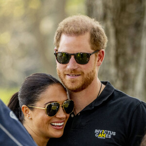 Le prince Harry et Meghan Markle lors du "Land Rover Challenge" au premier jour des Invictus Games 2020 à La Haye, le 16 avril 2022. 