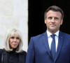 Le président français Emmanuel Macron accompagné de la première dame Brigitte Macron et le général Thierry Burkhard lors de l'hommage national à Françoise Rudetzki dans la cour d'honneur de l'Hôtel national des Invalides