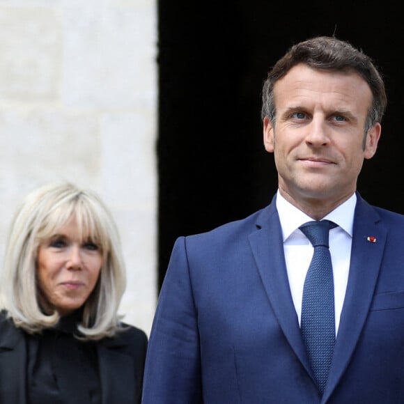 Le président français Emmanuel Macron accompagné de la première dame Brigitte Macron et le général Thierry Burkhard lors de l'hommage national à Françoise Rudetzki dans la cour d'honneur de l'Hôtel national des Invalides